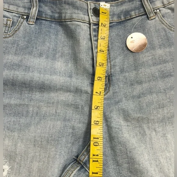 Lane Bryant Jean Midrise Shorts White Applique Lace Detail NWT Size 14 - Picture 4 of 8